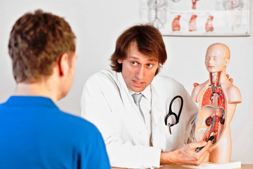Doktor hastaya potensi engelleyen nedenler hakkında bilgi verir.